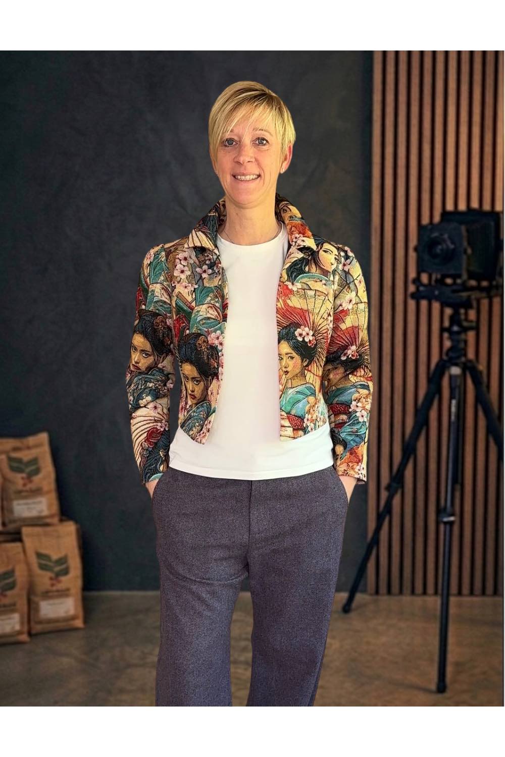 Jeansjacke aus Jacquard im Geisha Stil mit Puffärmeln