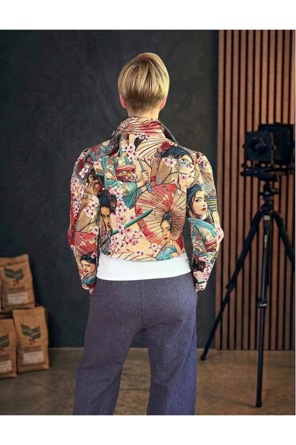 Jeansjacke aus Jacquard im Geisha Stil mit Puffärmeln