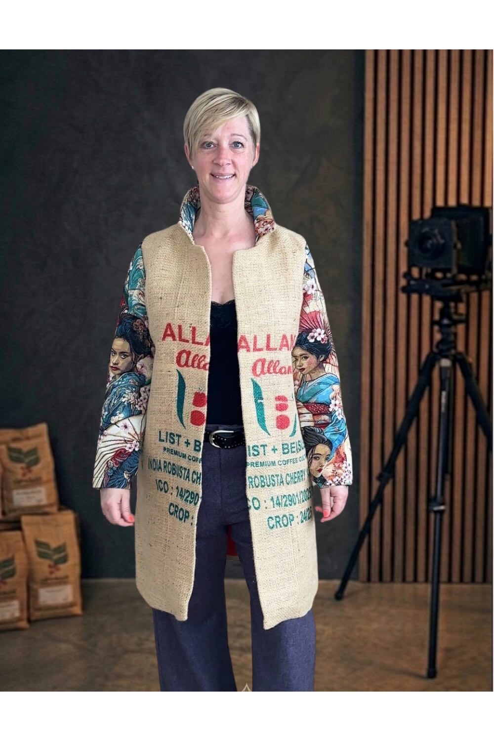 Mantel aus Kaffeejute mit Geisha-Ärmeln aus Jacquard