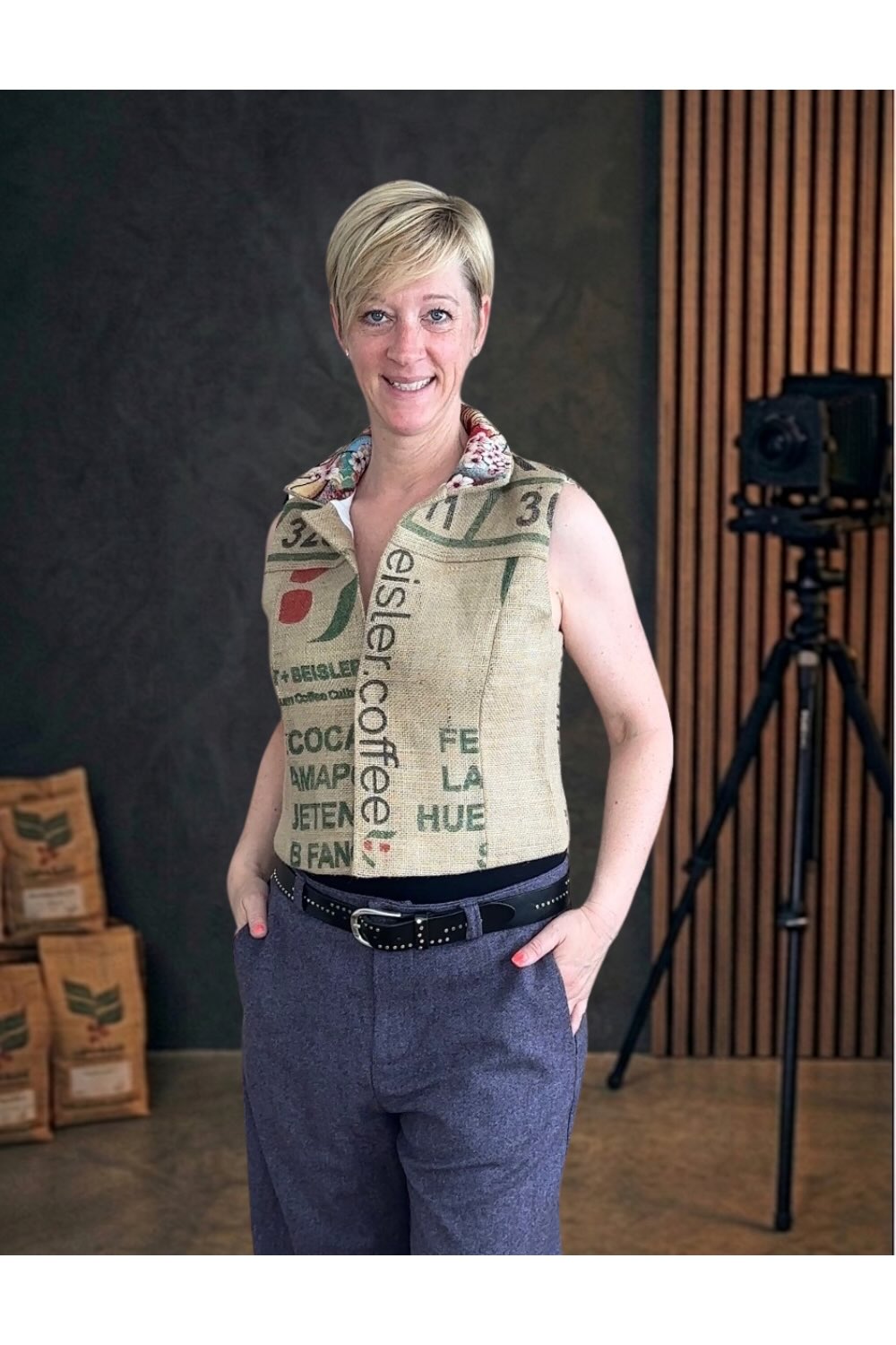 Weste aus Kaffeejute mit kühlendem Leinenfutter