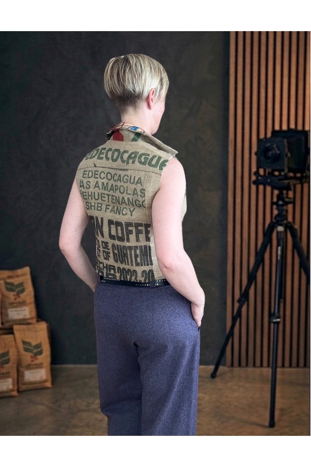 Weste aus Kaffeejute mit kühlendem Leinenfutter
