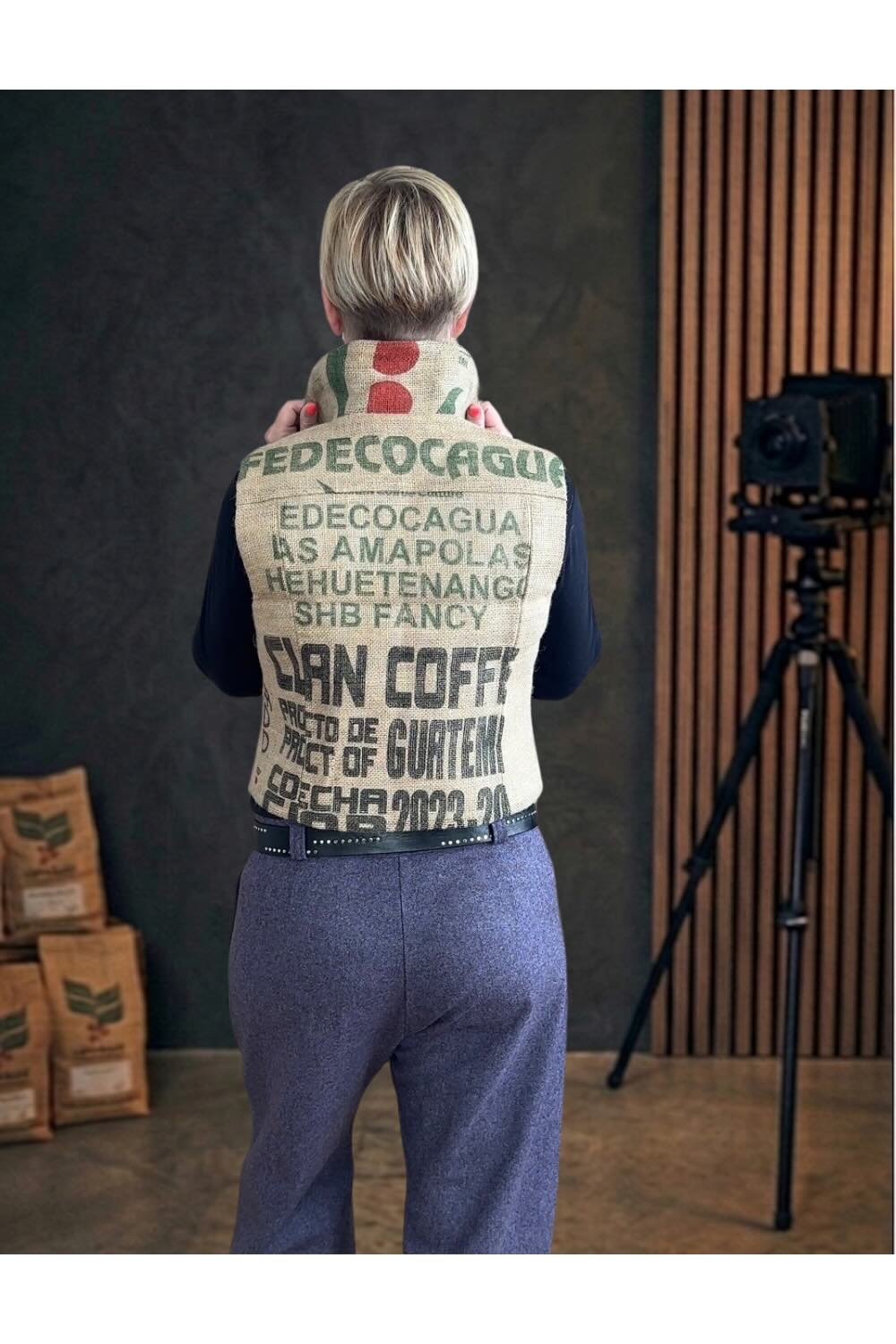 Weste aus Kaffeejute mit kühlendem Leinenfutter
