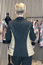Taillierter Nadelstreifen-Blazer mit Schalkragen und Kaffeejute