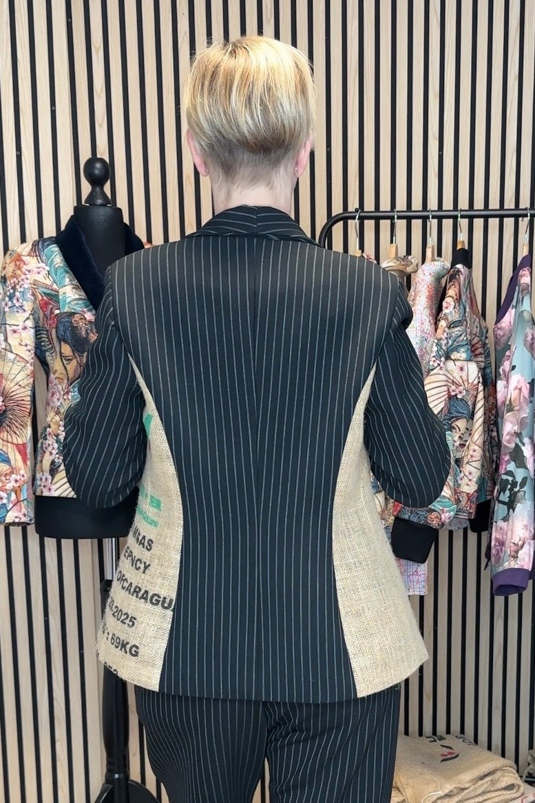 Taillierter Nadelstreifen-Blazer mit Schalkragen und Kaffeejute