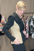 Taillierter Nadelstreifen-Blazer mit Schalkragen und Kaffeejute
