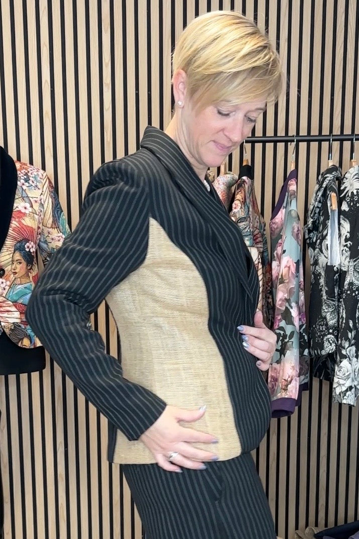 Taillierter Nadelstreifen-Blazer mit Schalkragen und Kaffeejute