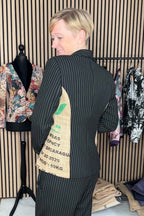 Taillierter Nadelstreifen-Blazer mit Schalkragen und Kaffeejute