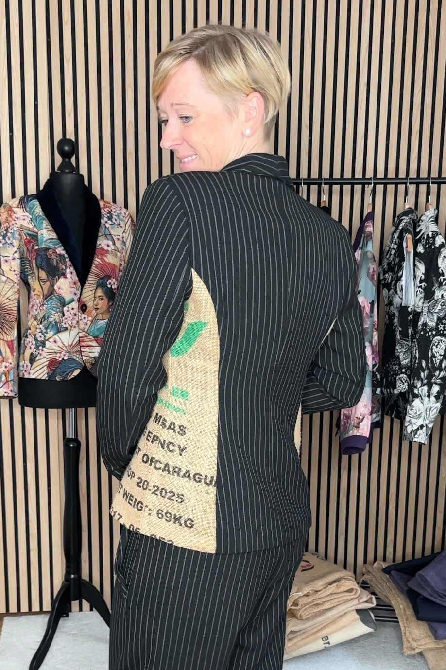 Taillierter Nadelstreifen-Blazer mit Schalkragen und Kaffeejute