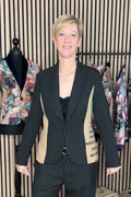 Taillierter Nadelstreifen-Blazer mit Schalkragen und Kaffeejute