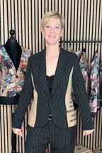 Taillierter Nadelstreifen-Blazer mit Schalkragen und Kaffeejute