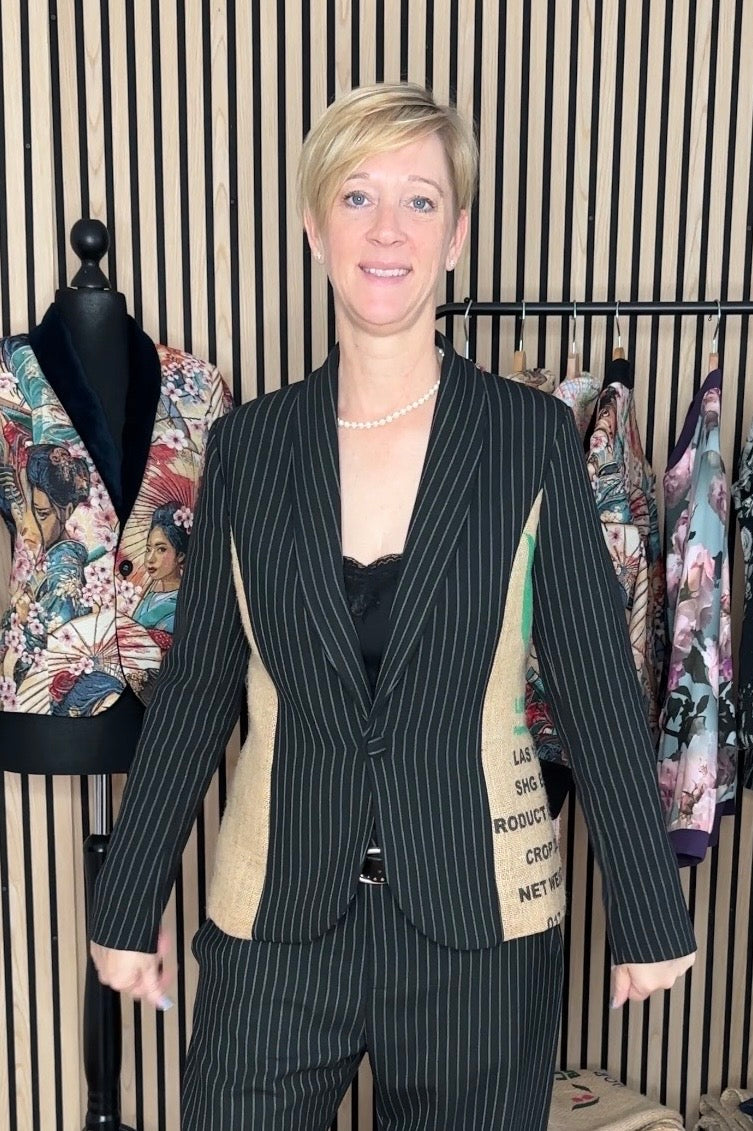 Taillierter Nadelstreifen-Blazer mit Schalkragen und Kaffeejute