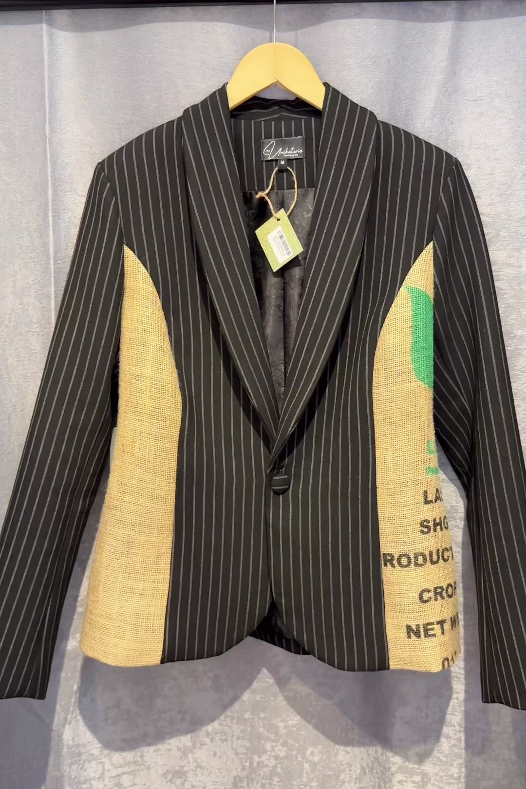 Taillierter Nadelstreifen-Blazer mit Schalkragen und Kaffeejute
